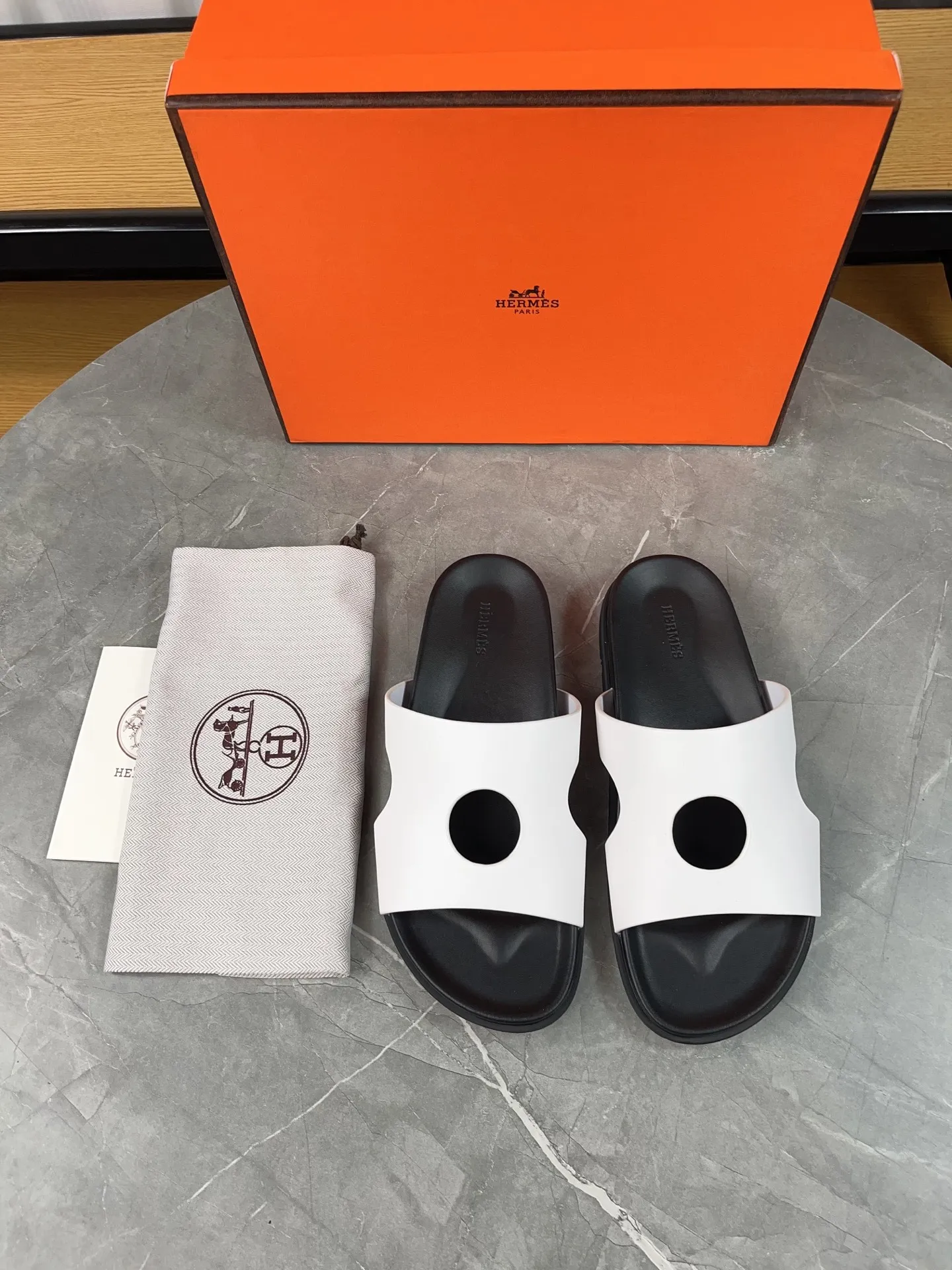 p400🐮🐮H family classic (couple style) Hermes Hermes spring and summer sandals series! Classic style, always popular slippers - sandals, great with any combination! ! ! Upper: imported PU inner lining: imported mixed sheepskin Outsole: Tpu non-slip and wear-resistant outsole Female size: 35-40 (customized at 41) Male size: 39-45 (customized at 39.45)